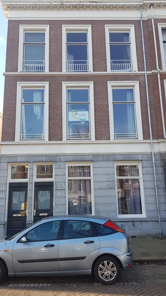 Schilder die de kozijnen in Den Haag Schildert