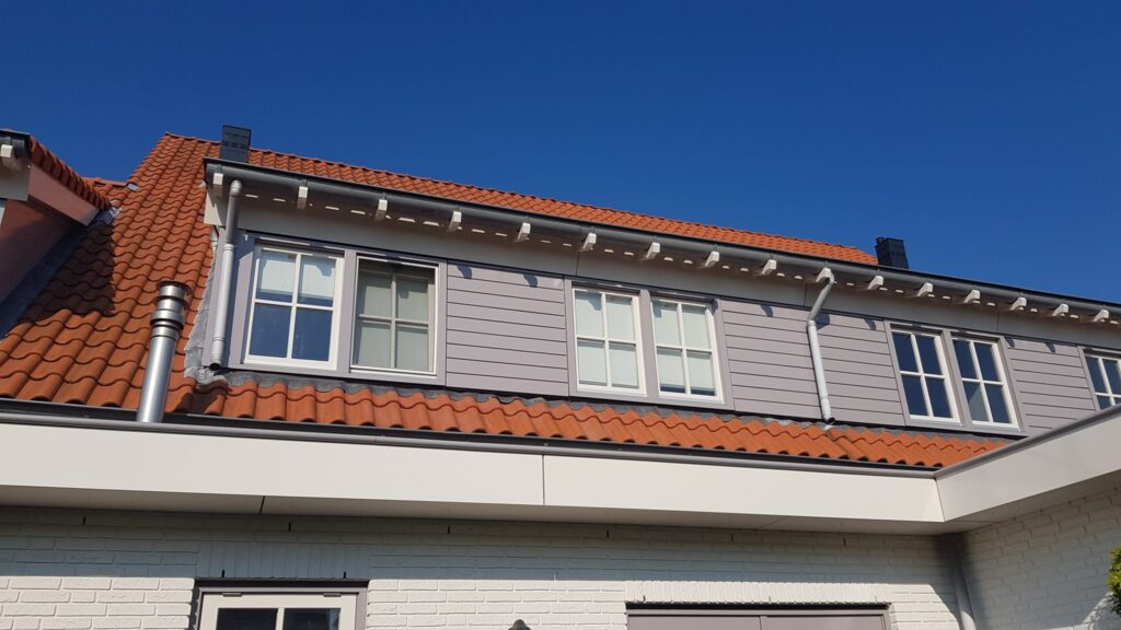 Schilder in Den Haag aan het werk met de hoogwerker