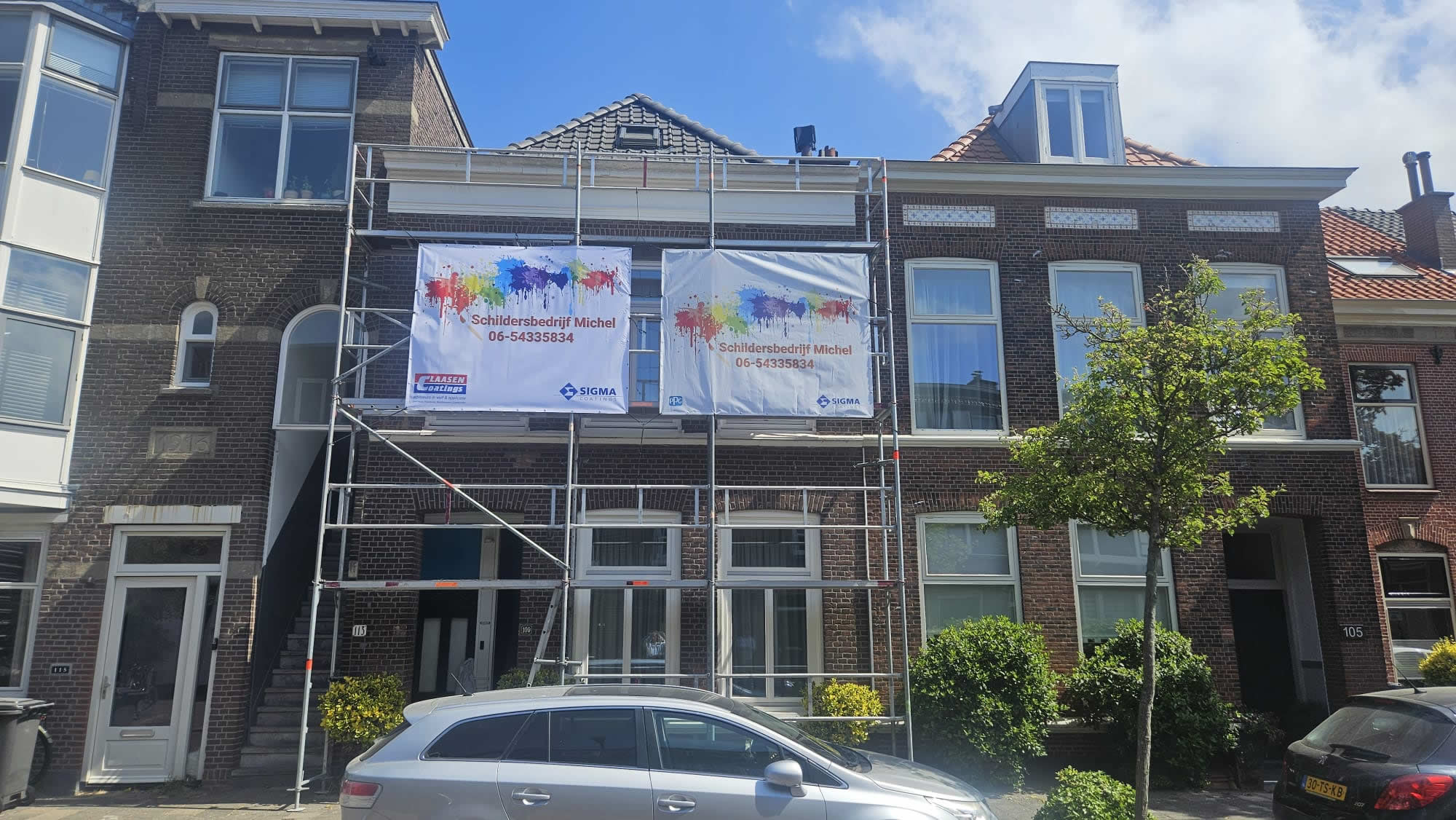 Schildersbedrijf den haag met medewerkers bezig op de steiger met het schilderen van een buitenschilder opdracht